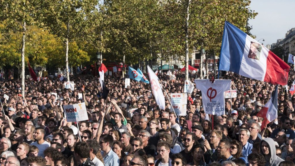 Photographie d'une foule prise lors de la marche pour la 6e République 2017