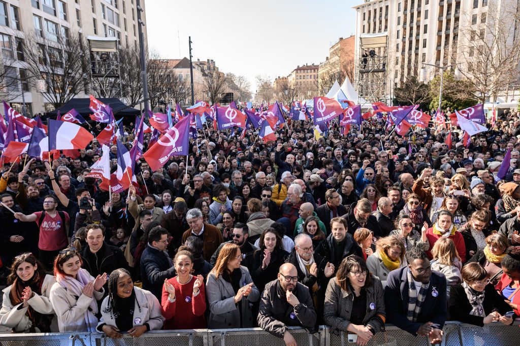 Photographie d'une foule au meeting Lyon 6 mars 2022