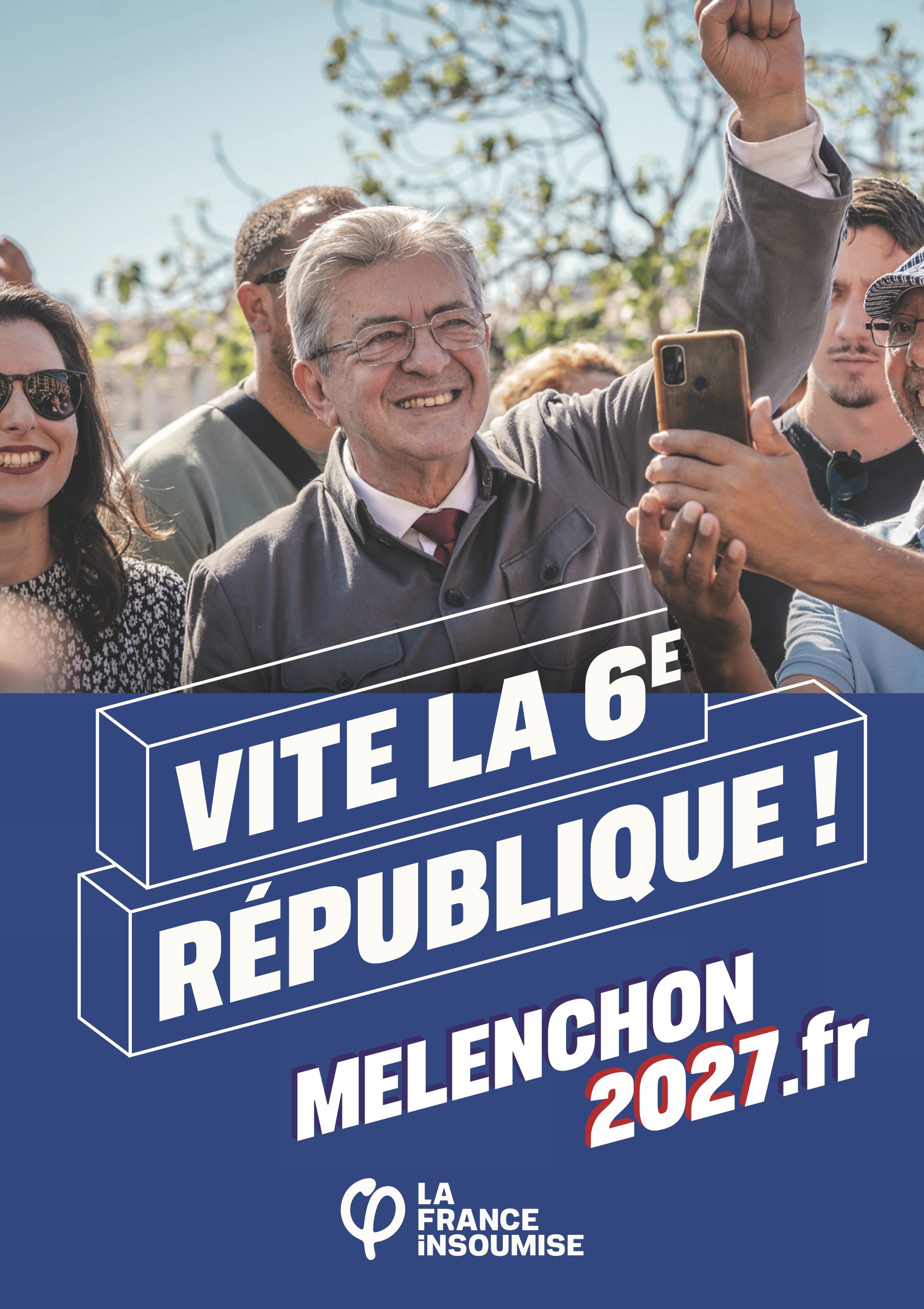 Affiche de campagne La France Insoumise. Jean-Luc Mélenchon sourit, le poing levé, entouré de militants en plein air. Slogan : « Vite la 6e République ! » — melenchon2027.fr
