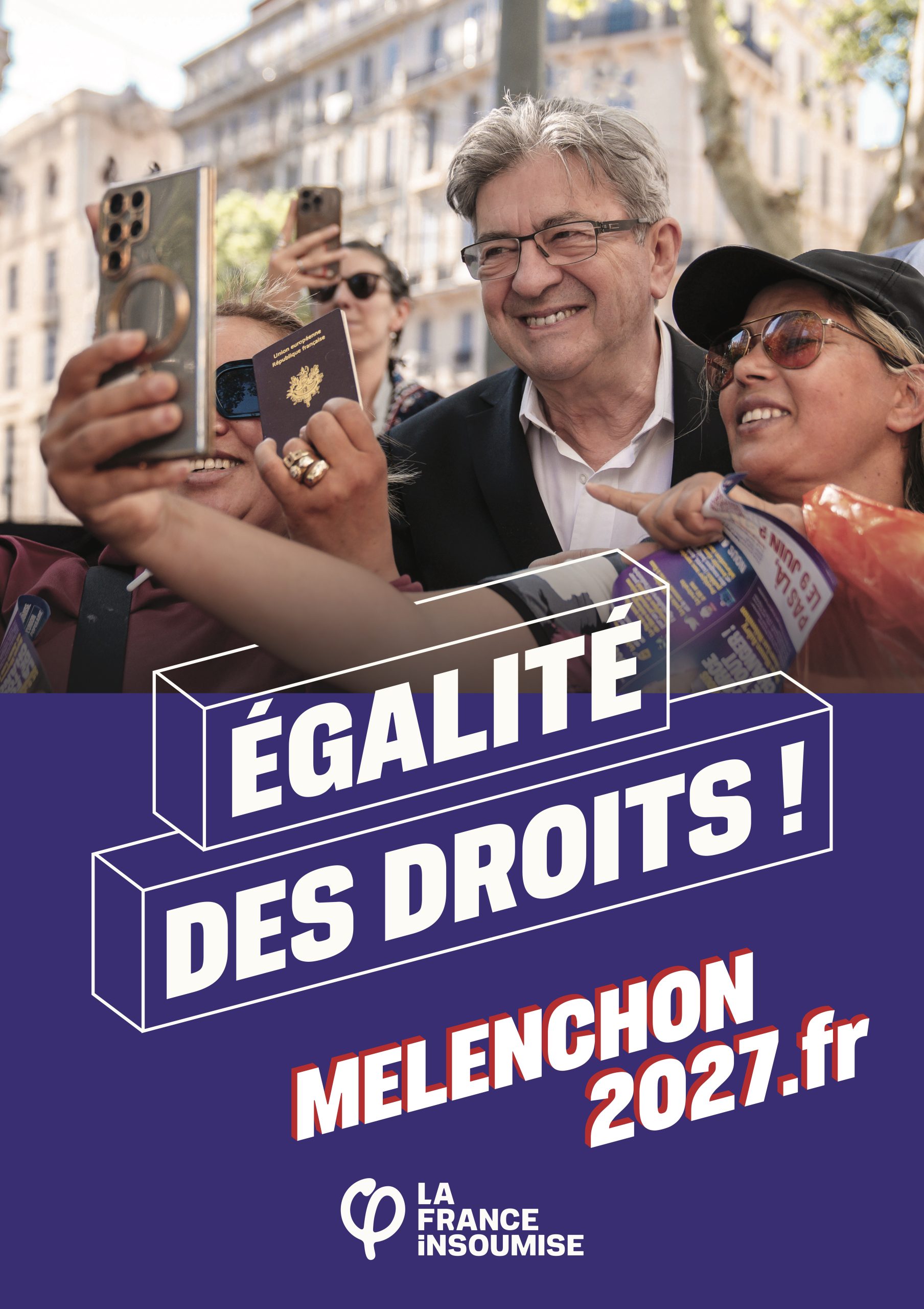 Affiche de campagne La France Insoumise. Jean-Luc Mélenchon sourit pour un selfie avec des militantes, l'une tenant un passeport français. Slogan : « Égalité des droits ! » — melenchon2027.fr