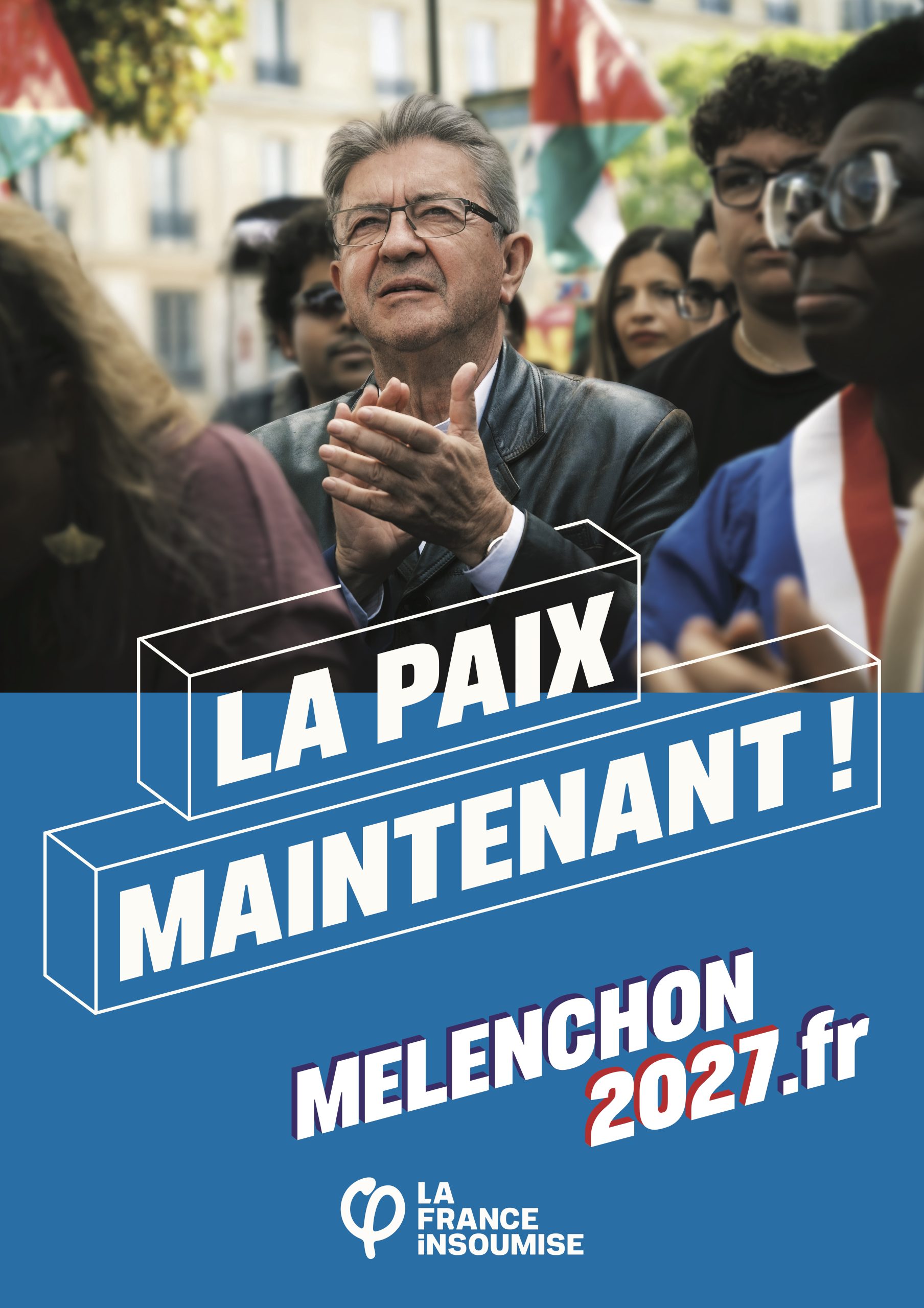 Affiche de campagne La France Insoumise. Jean-Luc Mélenchon applaudit, entouré de militants, des drapeaux en arrière-plan. Slogan : « La paix maintenant ! » — melenchon2027.fr